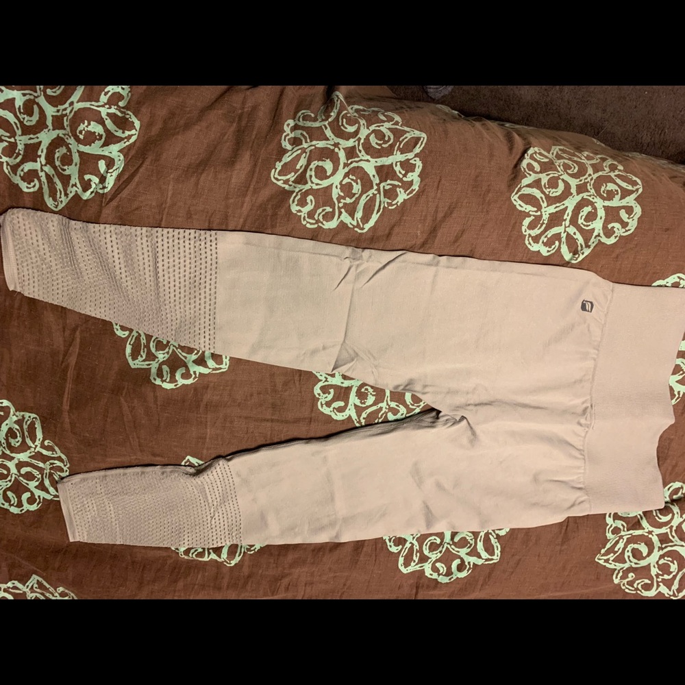 Crop fabletics leggings